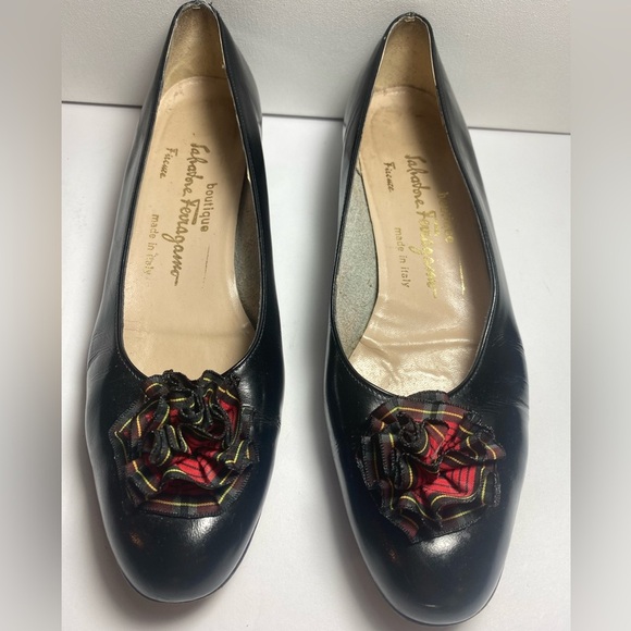 SALVATORE FERRAGAMO Black Leather Women's Shoes with Floral Accent - Picture 2 of 7